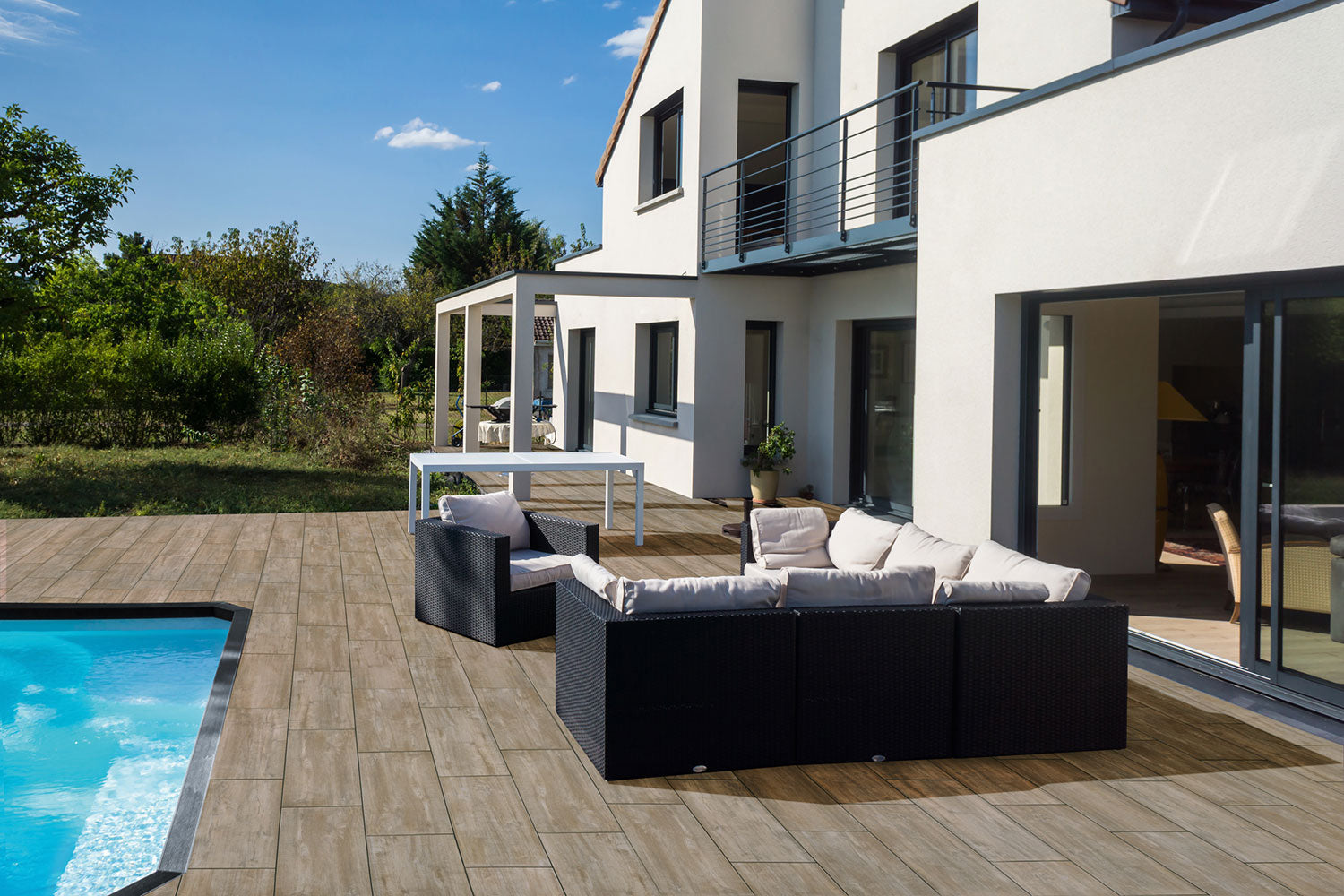 80x40 CeramicLine³-Terrassenplatten in brauner Natursteinoptik von Woehe & Heydemann verlegt auf einer modernen Terrasse mit Pool und Lounge