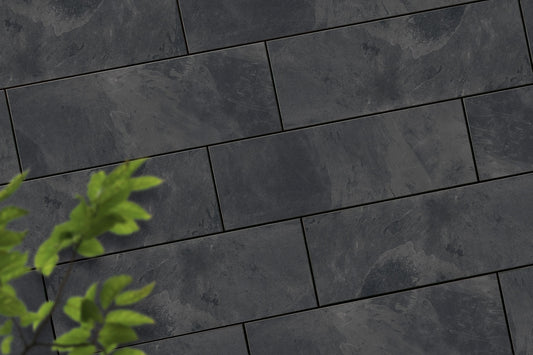 Verlegte CeramicLine²-Platten in grau von Woehe & Heydemann in 120x40 – Naturstein-Optik mit harmonischer Linienführung