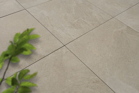 Verlegte CeramicLine²-Platten in beige von Woehe & Heydemann in 100x100 – Naturstein-Optik mit harmonischer Linienführung