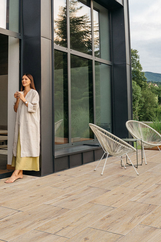 120x40 CeramicLine² -Terrassenplatten in beiger Holzoptik von Woehe & Heydemann verlegt auf einer modernen Terrasse