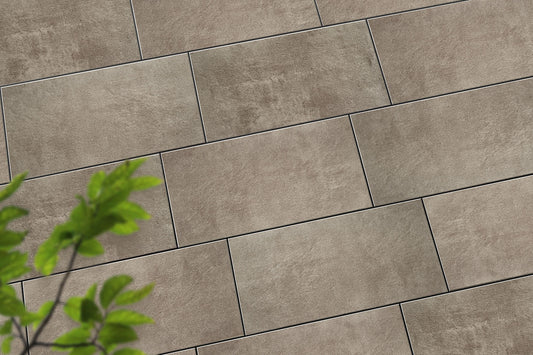 Verlegte PremiumLine-Platten in beige von Woehe & Heydemann in 80x40 – Naturstein-Optik mit harmonischer Linienführung