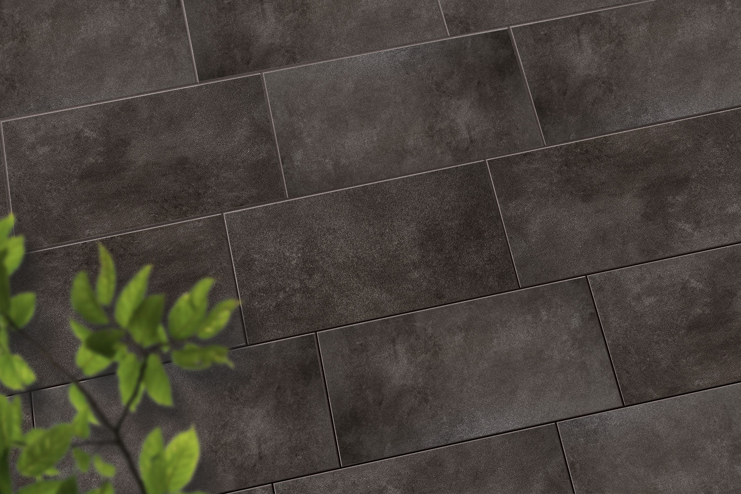 Verlegte CreativeLine-Platten in grau von Woehe & Heydemann in 80x40 – Naturstein-Optik mit harmonischer Linienführung