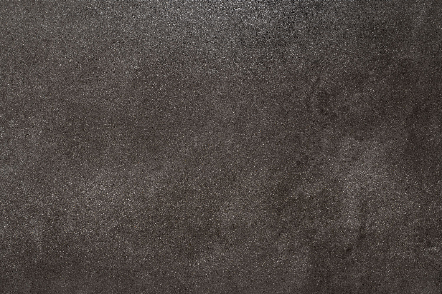 CreativeLine-Terrassenplatte in grauer Naturstein-Optik von Woehe & Heydemann mit feiner Oberfläche