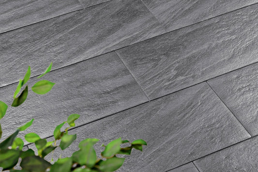 Verlegte CreativeLine-Platten in grau von Woehe & Heydemann in 80x40 – Naturstein-Optik mit harmonischer Linienführung