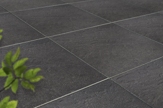 Verlegte LuxoGran-Platten in grau von Woehe & Heydemann in 50x50 – Naturstein-Optik mit harmonischer Linienführung