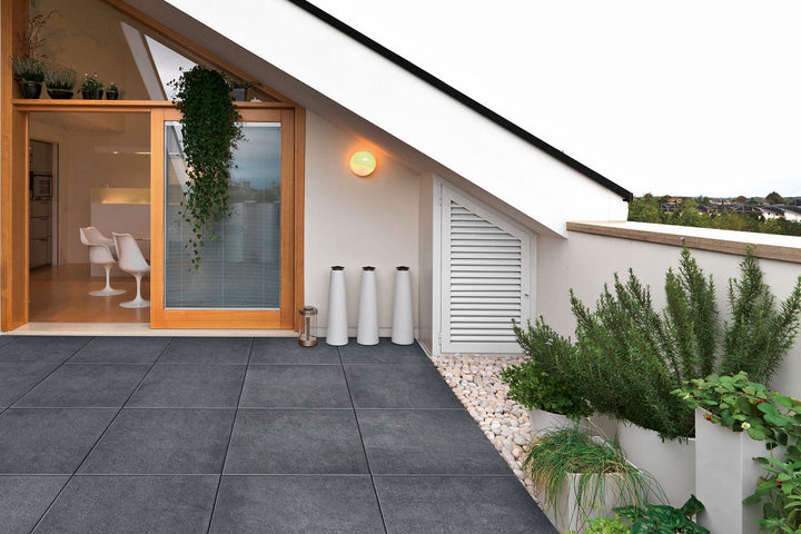 60x60 NanoLine-Terrassenplatten in grauer Natursteinoptik von Woehe & Heydemann verlegt auf einer modernen Dachterrasse
