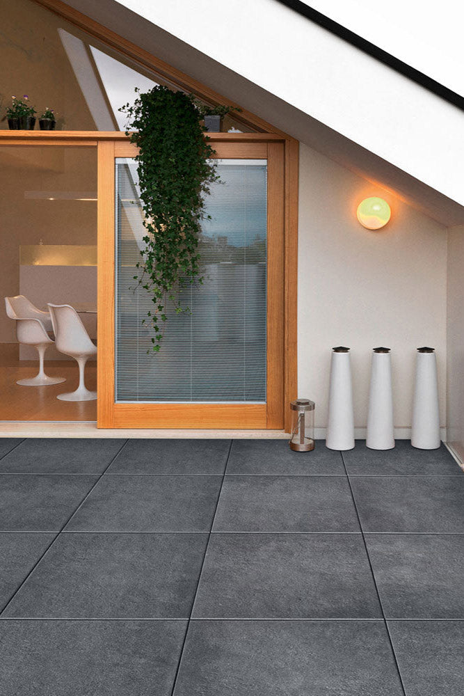 60x60 NanoLine-Terrassenplatten in grauer Natursteinoptik von Woehe & Heydemann verlegt auf einer modernen Dachterrasse