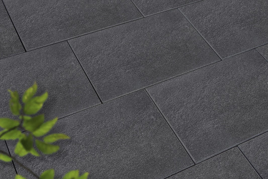 Verlegte NanoLine-Platten in grau von Woehe & Heydemann in 60x40 – Naturstein-Optik mit harmonischer Linienführung