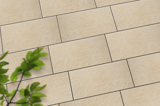 Verlegte NanoLine-Platten in beige von Woehe & Heydemann in 80x40 – Naturstein-Optik mit harmonischer Linienführung