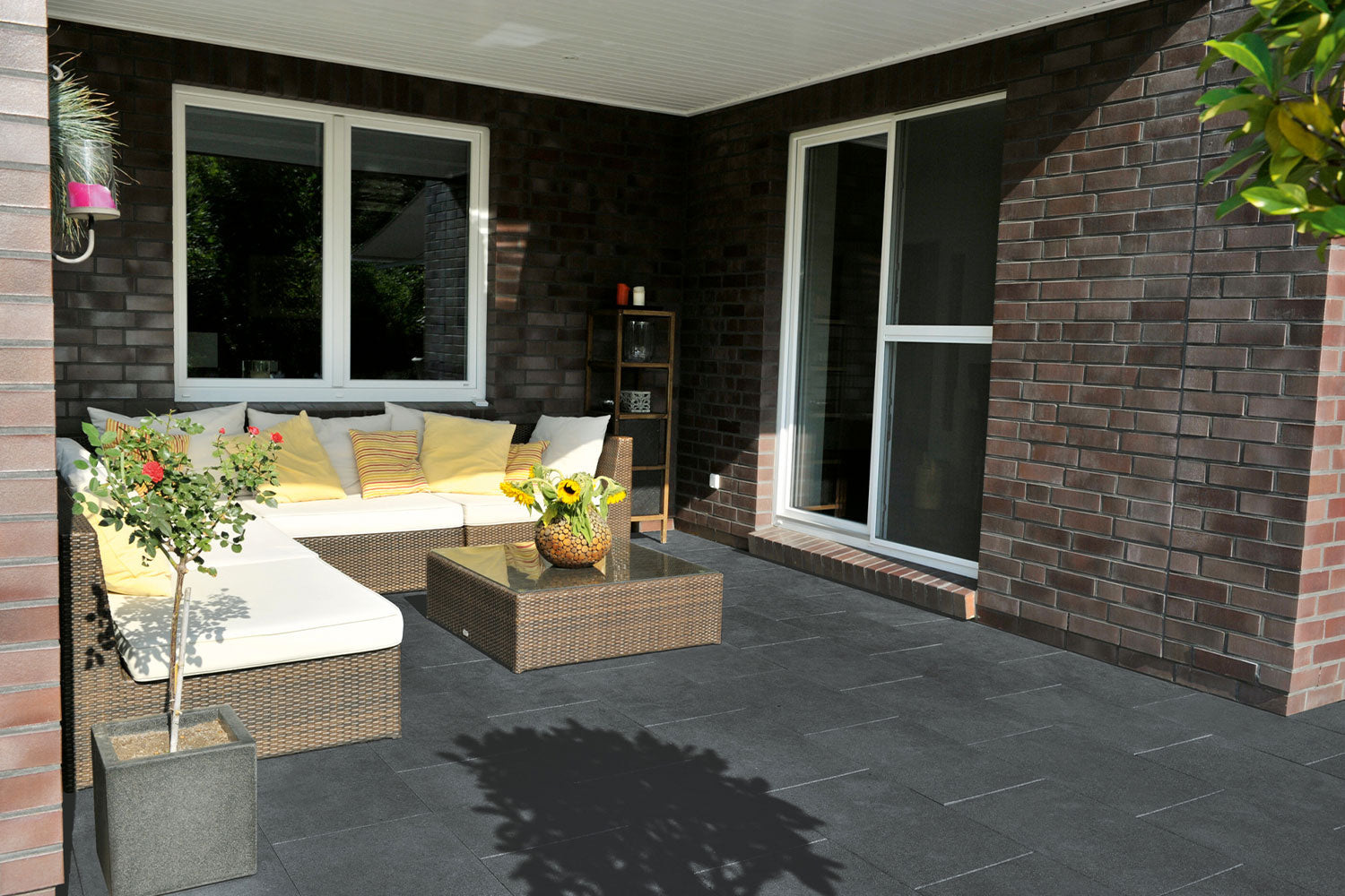 60x40 ZeroLine-Terrassenplatten in beiger Natursteinoptik von Woehe & Heydemann verlegt auf einer modernen Terrasse