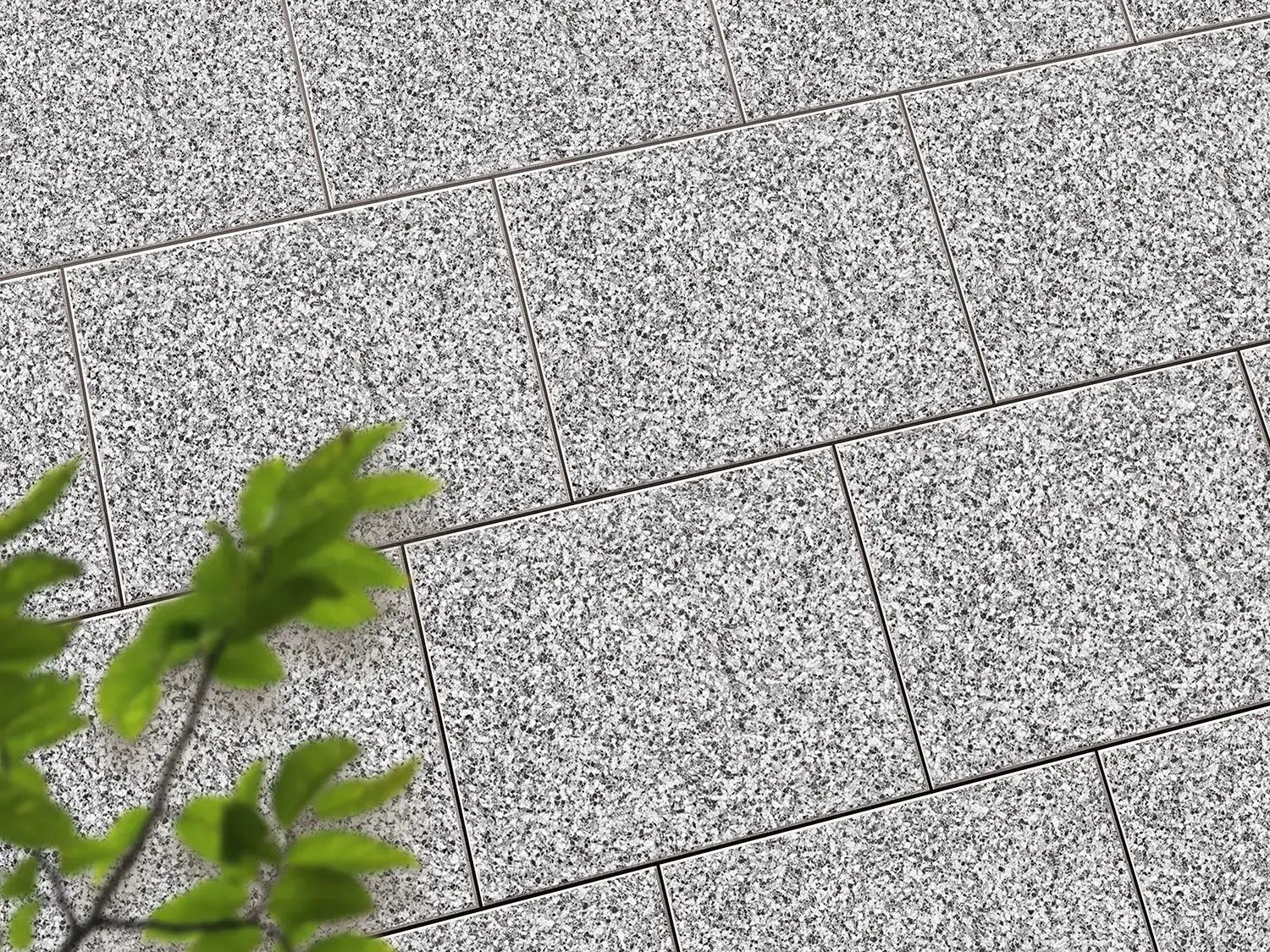 Verlegte LuxoGran-Platten in blau-schwarz von Woehe & Heydemann in 60x40 – Naturstein-Optik mit harmonischer Linienführung 
