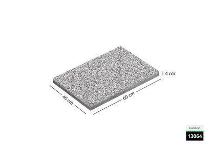 Saubere Schnittkante der 60x40 Terrassenplatte in blau-schwarzer Natursteinoptik von Woehe & Heydemann gemusterte Oberfläche
