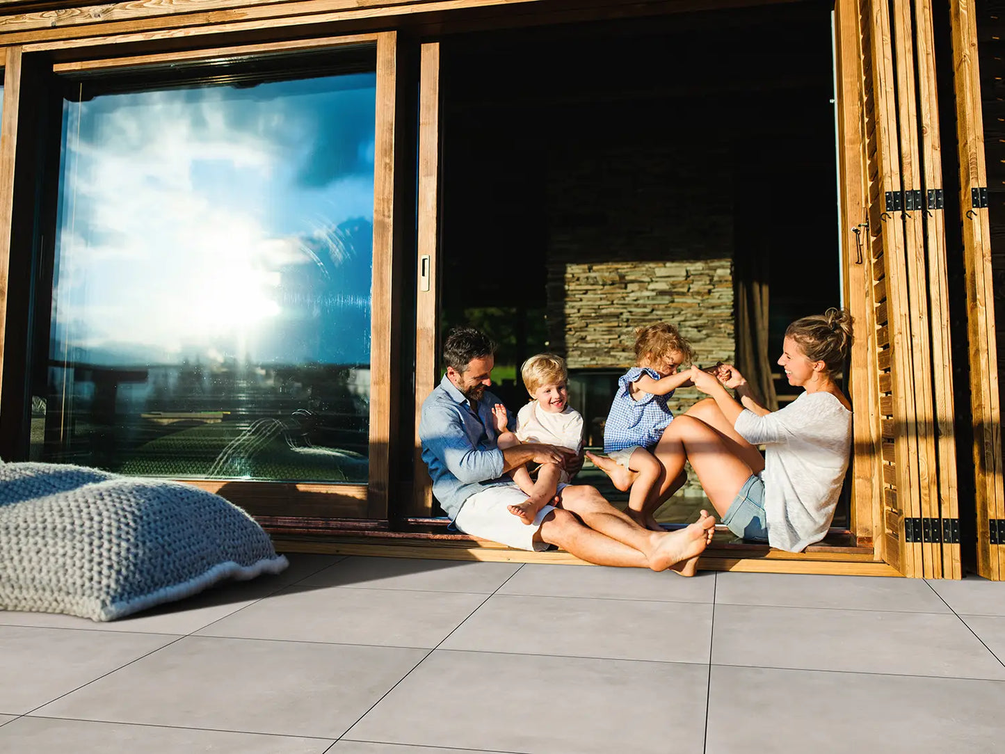 90x90 CeramicLine³-Keramikplatten in grauer Beton-Optik von Woehe & Heydemann verlegt auf einer modernen Terrasse