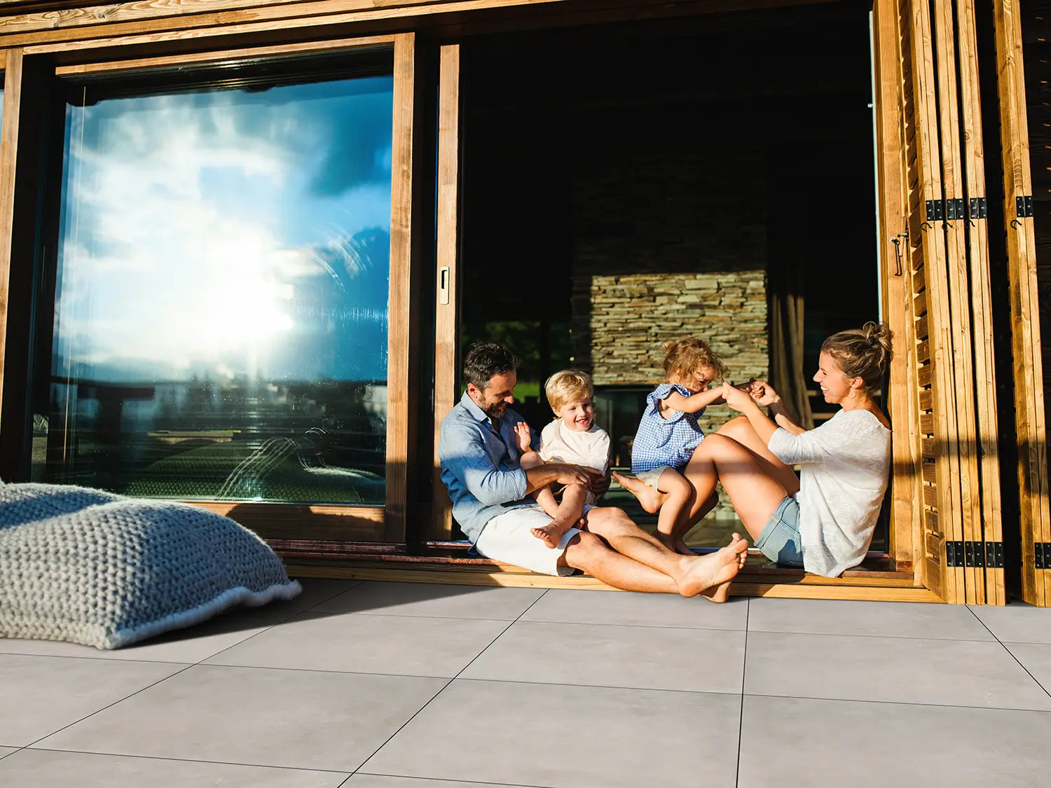 90x90 CeramicLine³-Keramikplatten in grauer Beton-Optik von Woehe & Heydemann verlegt auf einer modernen Terrasse