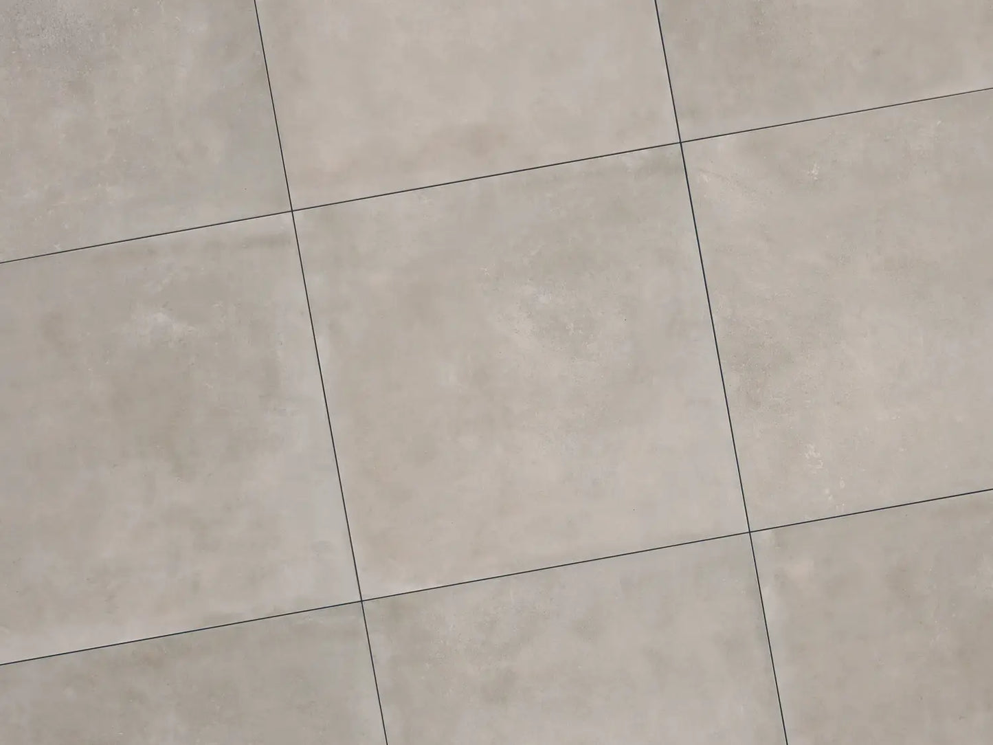 Verlegte CeramicLine³-Platten in grauer von Woehe & Heydemann in 90x90. Beton-Optik mit harmonischer Linienführung.