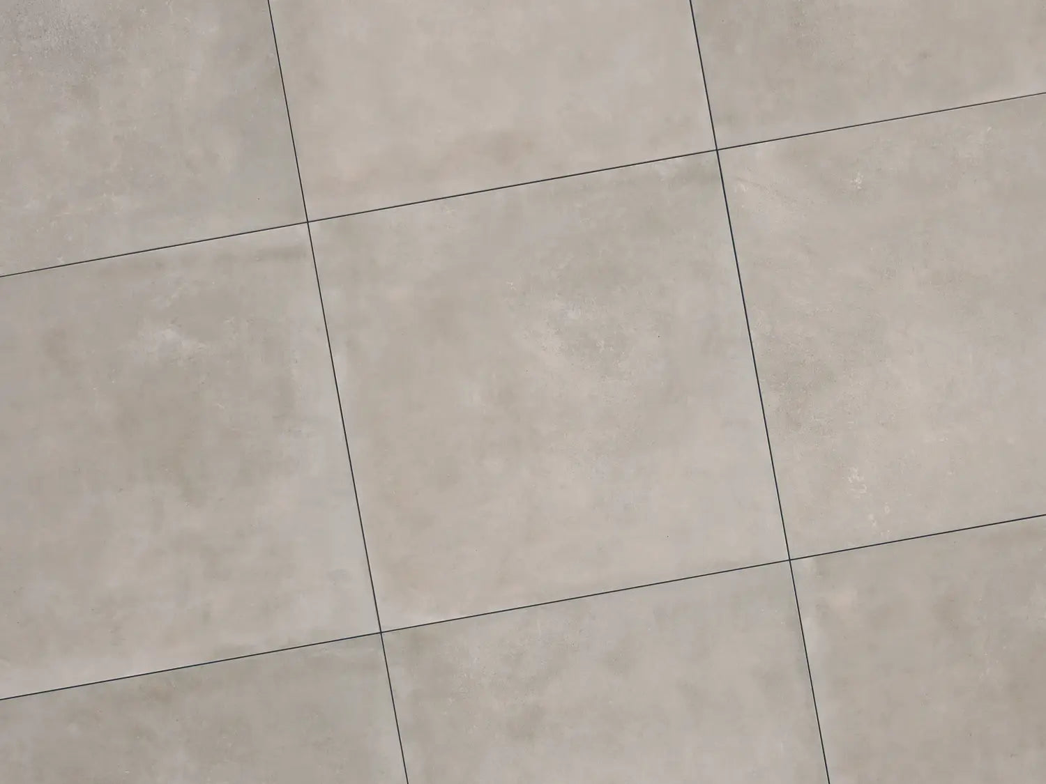 Verlegte CeramicLine³-Platten in grauer von Woehe & Heydemann in 90x90. Beton-Optik mit harmonischer Linienführung.