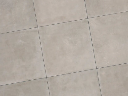 Verlegte CeramicLine³-Platten in grauer von Woehe & Heydemann in 90x90. Beton-Optik mit harmonischer Linienführung.