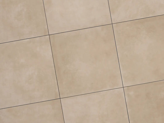 Verlegte CeramicLine³-Platten in beige von Woehe & Heydemann in 90x90. Beton-Optik mit harmonischer Linienführung.