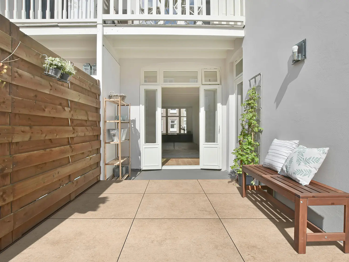 90x90 CeramicLine³-Keramikplatten in beiger Naturstein-Optik von Woehe & Heydemann verlegt auf einer modernen Terrasse