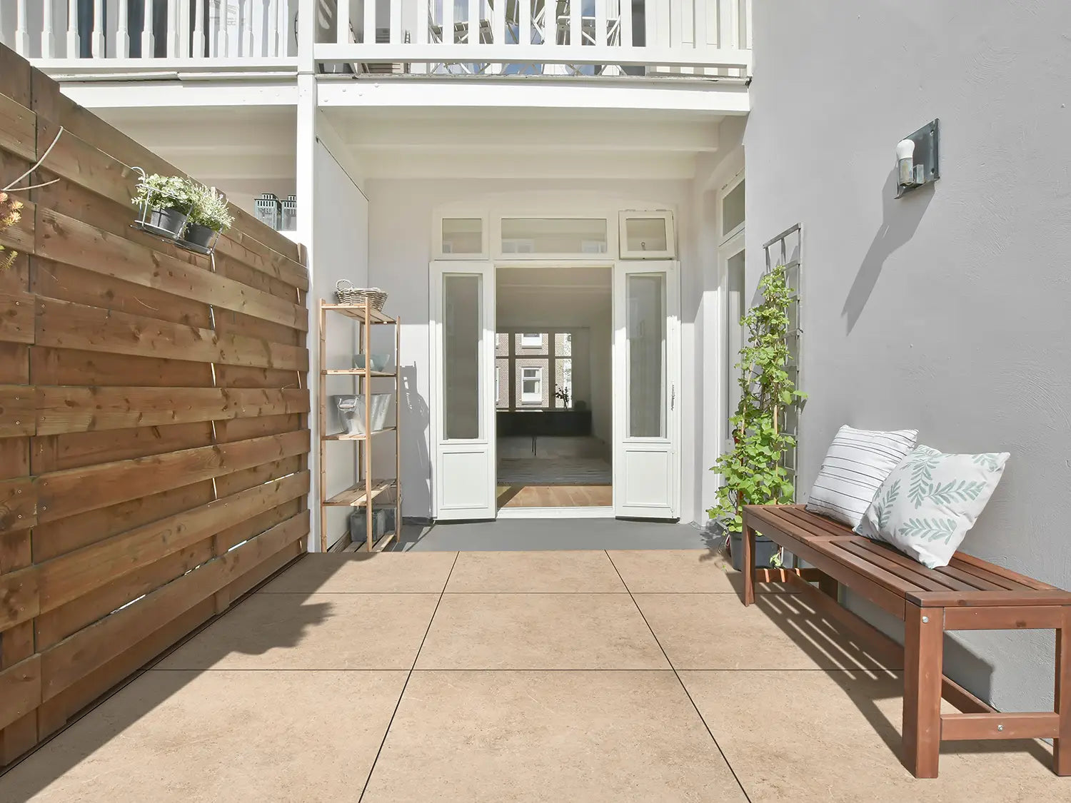 90x90 CeramicLine³-Keramikplatten in beiger Naturstein-Optik von Woehe & Heydemann verlegt auf einer modernen Terrasse