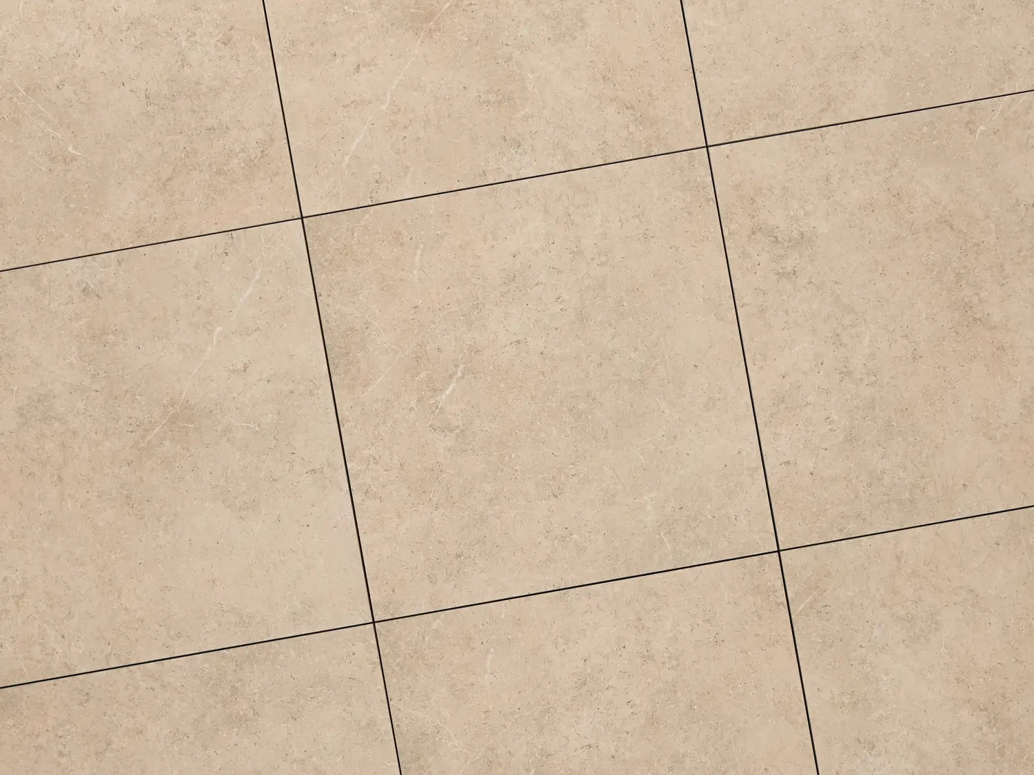 Verlegte CeramicLine³-Platten in beige von Woehe & Heydemann in 90x90. Naturstein-Optik mit harmonischer Linienführung.