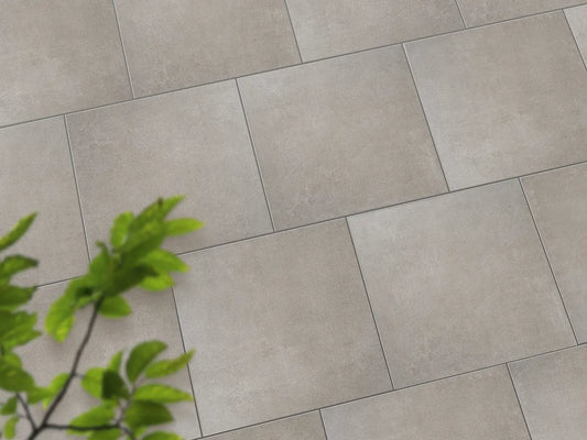 Verlegte CeramicLine³-Platten in grau von Woehe & Heydemann in 60x60 – Beton-Optik mit harmonischer Linienführung 