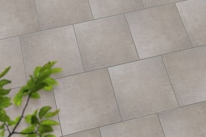 Verlegte CeramicLine³-Platten in grau von Woehe & Heydemann in 60x60 – Naturstein-Optik mit harmonischer Linienführung 