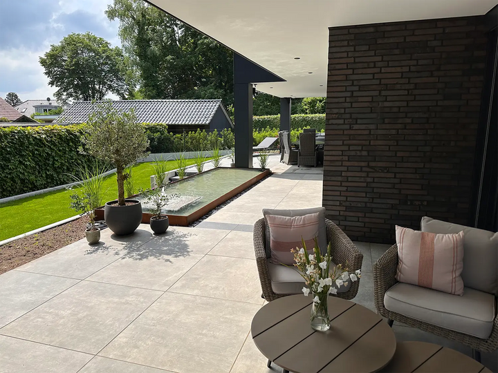 80x80 CeramicLine³-Terrassenplatten in beiger Betonoptik von Woehe & Heydemann verlegt auf einer modernen Terrasse 