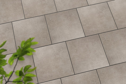 Verlegte CeramicLine³-Platten in beige von Woehe & Heydemann in 60x60 – Naturstein-Optik mit harmonischer Linienführung