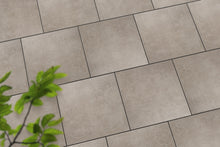 Verlegte CeramicLine³-Platten in beige von Woehe & Heydemann in 60x60 – Naturstein-Optik mit harmonischer Linienführung 