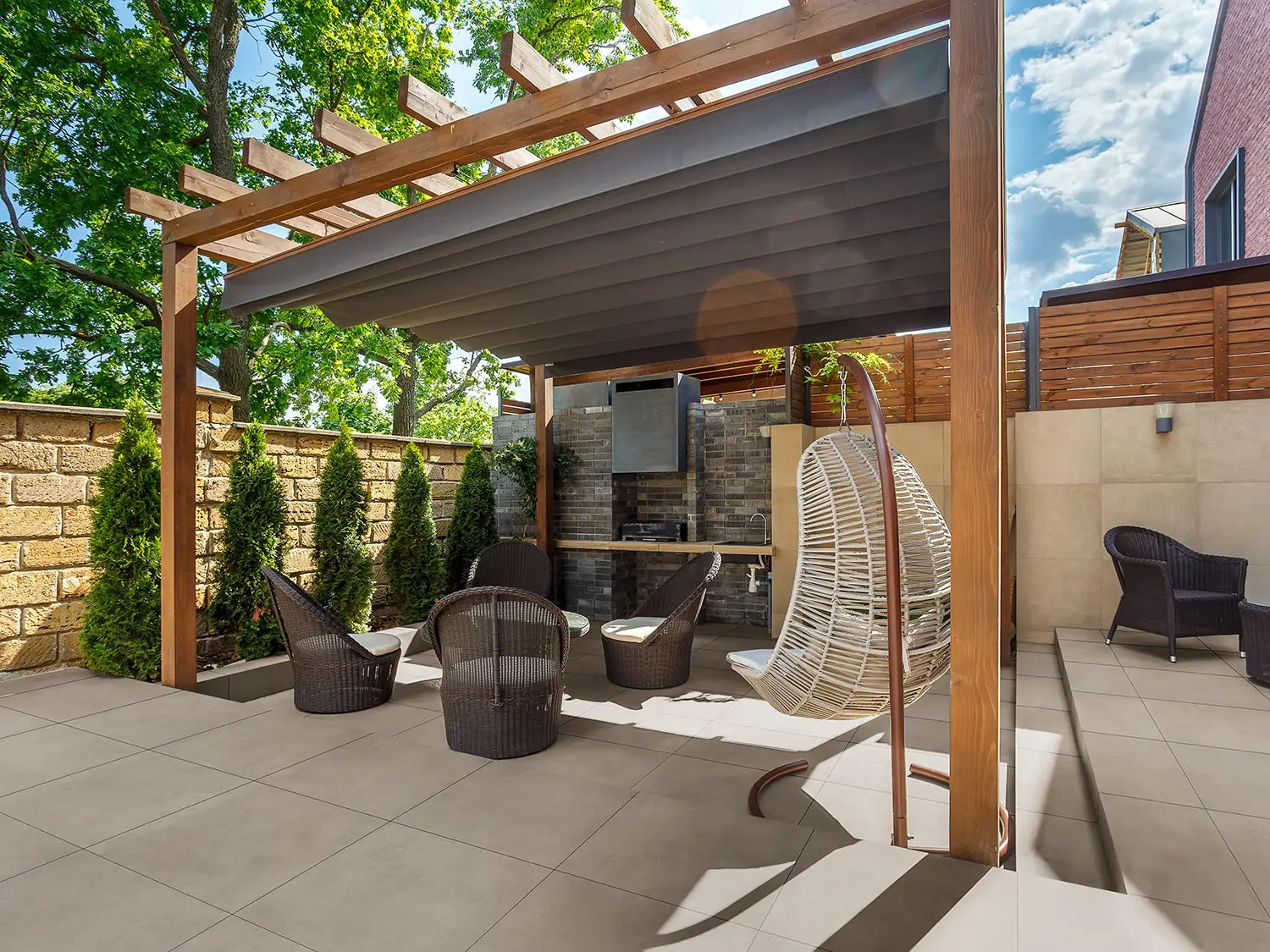 CeramicLine³-Terrassenplatten in beiger Betonoptik von Woehe & Heydemann verlegt auf einer modernen Terrasse