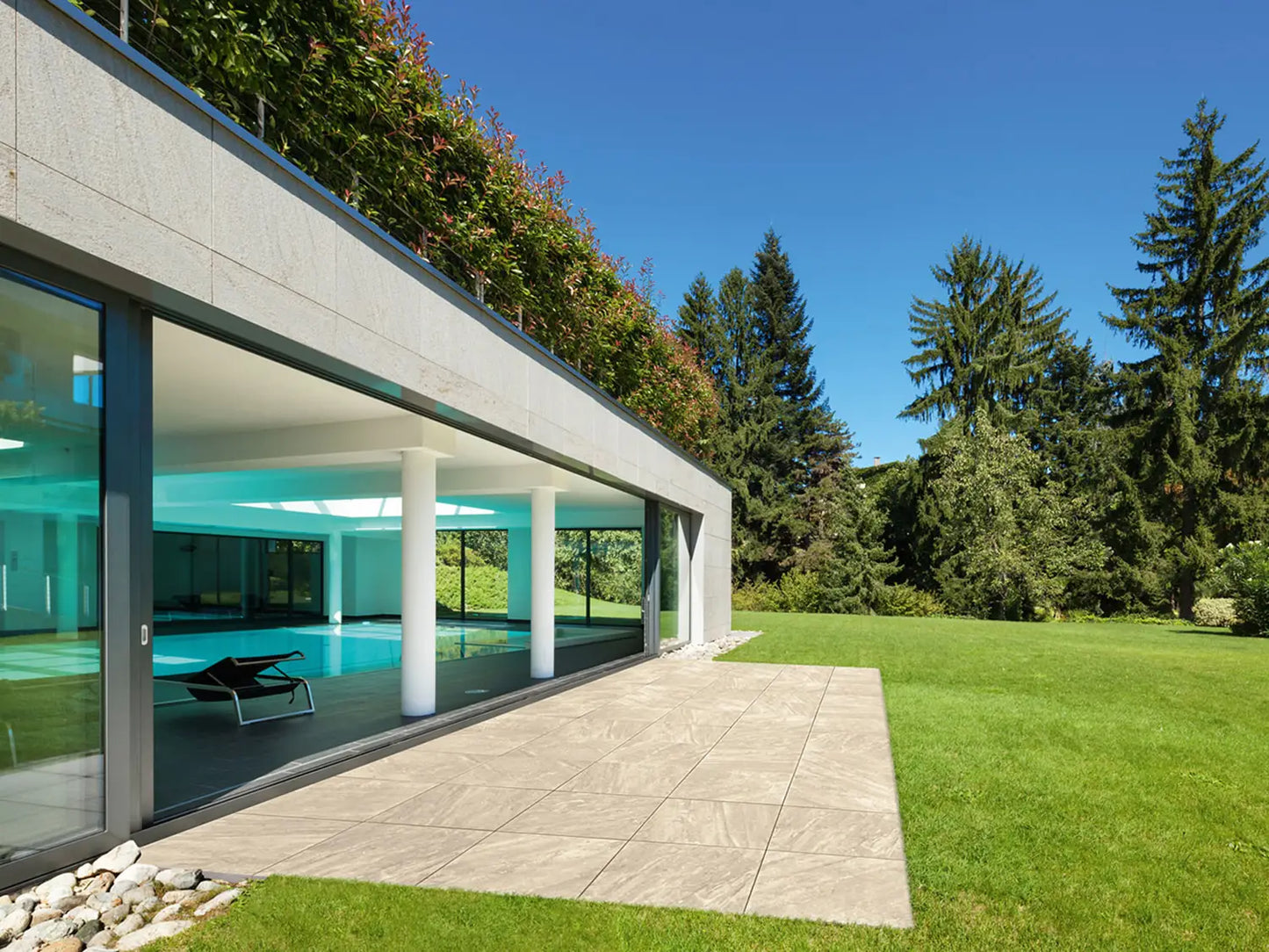 60x60 CeramicLine³-Terrassenplatten in beiger Natursteinoptik von Woehe & Heydemann verlegt auf einer modernen Terrasse 