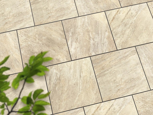 Verlegte CeramicLine³-Platten in beige von Woehe & Heydemann in 60x60 – Naturstein-Optik mit harmonischer Linienführung 