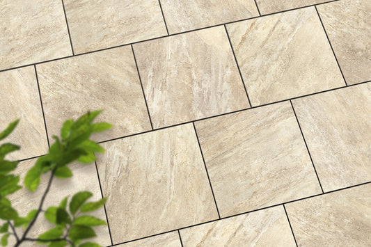 Verlegte CeramicLine³-Platten in beige von Woehe & Heydemann in 60x60 – Naturstein-Optik mit harmonischer Linienführung 