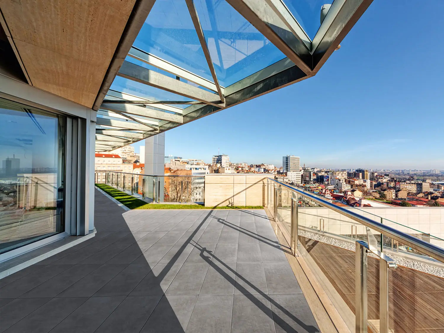 80x40 CeramicLine³-Terrassenplatten in grauer Betonoptik von Woehe & Heydemann verlegt auf einer modernen Dachterrasse 