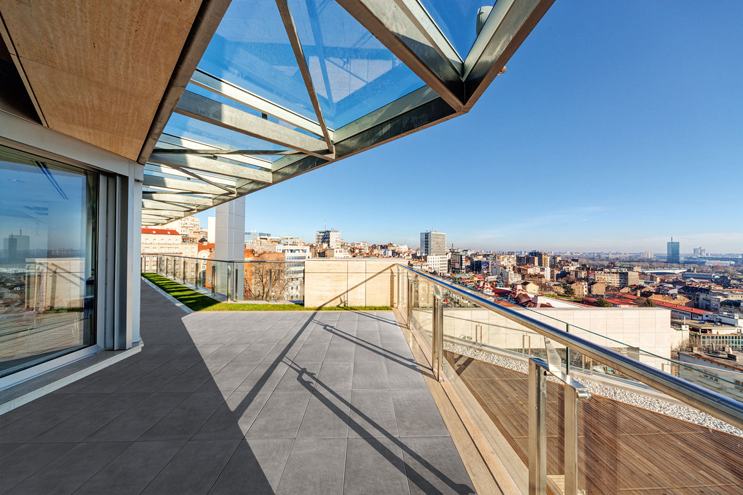 80x40 CeramicLine³-Terrassenplatten in grauer Natursteinoptik von Woehe & Heydemann verlegt auf einer modernen Dachterrasse 