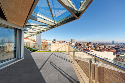 80x40 CeramicLine³-Terrassenplatten in grauer Natursteinoptik von Woehe & Heydemann verlegt auf einer modernen Dachterrasse 