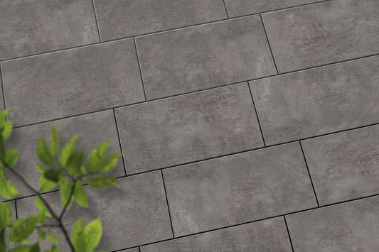 Verlegte CeramicLine³-Platten in grau von Woehe & Heydemann in 80x40 – Naturstein-Optik mit harmonischer Linienführung