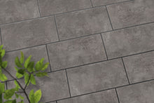 Verlegte CeramicLine³-Platten in grau von Woehe & Heydemann in 80x40 – Naturstein-Optik mit harmonischer Linienführung 