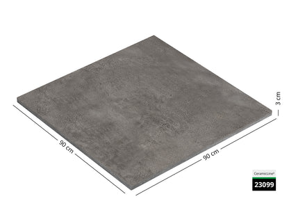 Saubere Schnittkante der 90x90 Terrassenplatte in grauer Natursteinoptik von Woehe & Heydemann mit feinkörniger Oberfläche  