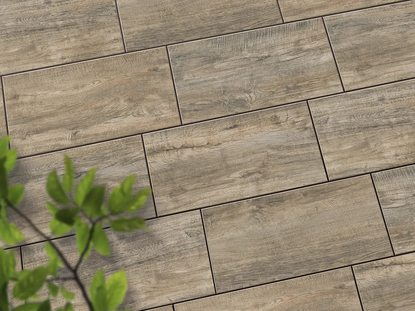 Verlegte CeramicLine³-Platten in beige von Woehe & Heydemann in 80x40 – Holz-Optik mit harmonischer Linienführung 