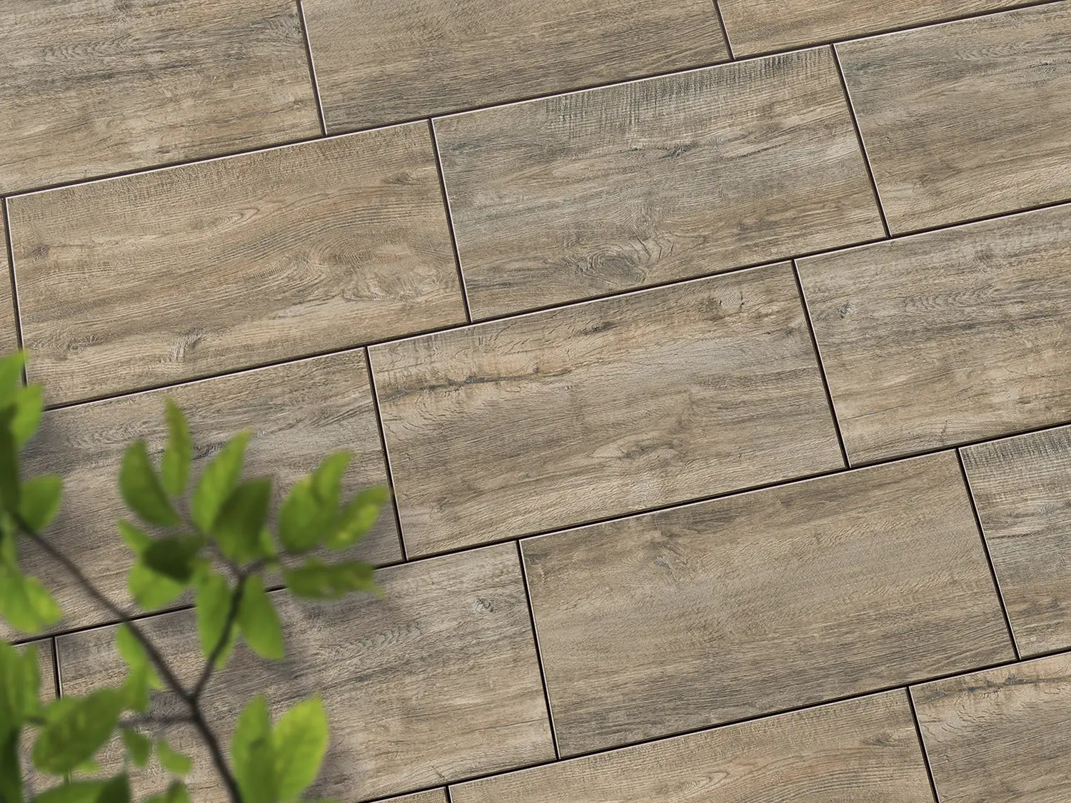 Verlegte CeramicLine³-Platten in beige von Woehe & Heydemann in 80x40 – Holz-Optik mit harmonischer Linienführung 