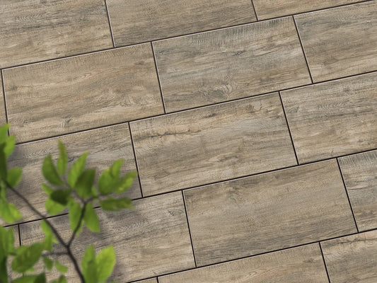 Verlegte CeramicLine³-Platten in beige von Woehe & Heydemann in 80x40 – Holz-Optik mit harmonischer Linienführung 
