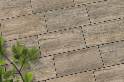 Verlegte CeramicLine³-Platten in beige von Woehe & Heydemann in 80x40 – Holz-Optik mit harmonischer Linienführung 