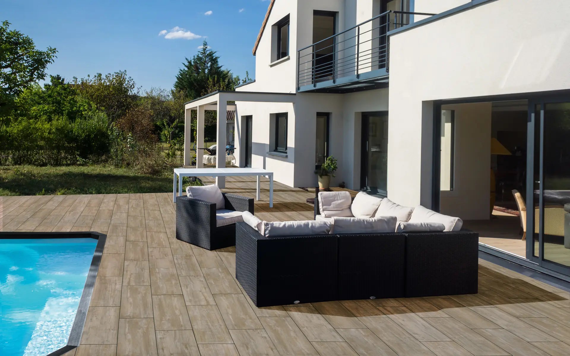 80x40 CeramicLine³-Terrassenplatten in brauner Natursteinoptik von Woehe & Heydemann verlegt auf einer modernen Terrasse mit Pool und Lounge