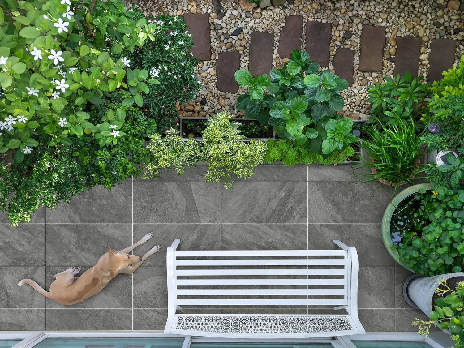 40x80 CeramicLine³-Platten in grauer Naturstein-Optik von Woehe & Heydemann verlegt auf einer modernen Terrasse