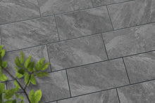 Verlegte CeramicLine³-Platten in grau von Woehe & Heydemann in 80x40 – Naturstein-Optik mit harmonischer Linienführung 