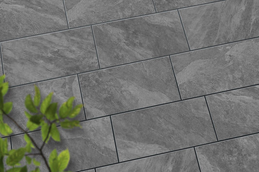 Verlegte CeramicLine³-Platten in grau von Woehe & Heydemann in 80x40 – Naturstein-Optik mit harmonischer Linienführung 