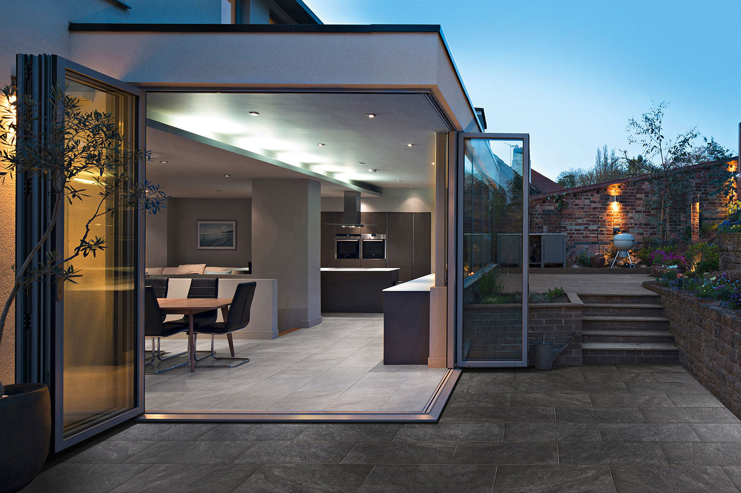 80x40 CeramicLine³ -Terrassenplatten in anthraziter Natursteinoptik von Woehe & Heydemann verlegt auf einer modernen Terrasse 