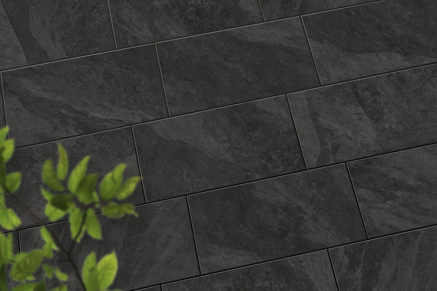 Verlegte CeramicLine³-Platten in anthrazit von Woehe & Heydemann in 80x40 – Naturstein-Optik mit harmonischer Linienführung 